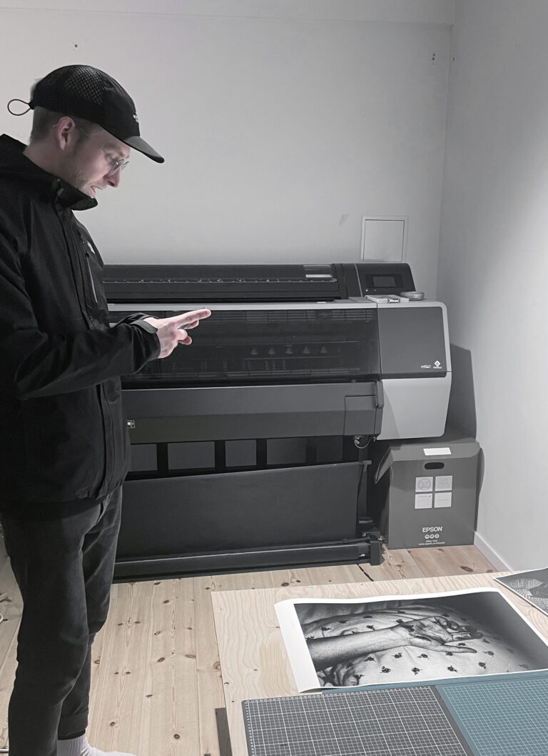 Marcus Gustafsson looking at freasly printed prints