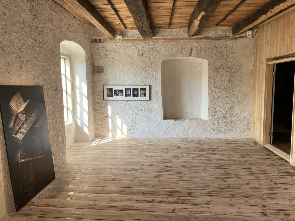 Utställningsvy från Bruno Ehrs utställning Hjorters kapell på Gotlands museum, med printar producerade av NAFS