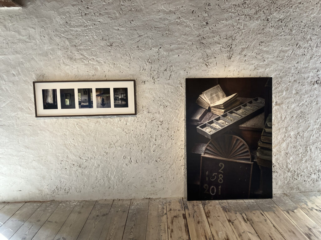 Utställningsprintar av Bruno Ehrs utställning Hjorters kapell på Gotlands museum, producerade av NAFS