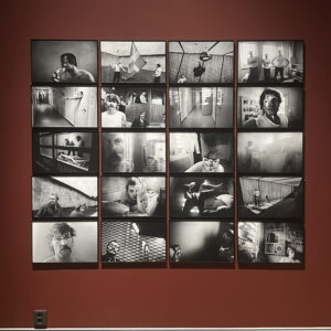 Utställningsvägg med svartvita fotografier ur Anders Petersens serie Fängelse i The Left Shore på Nationalmuseum