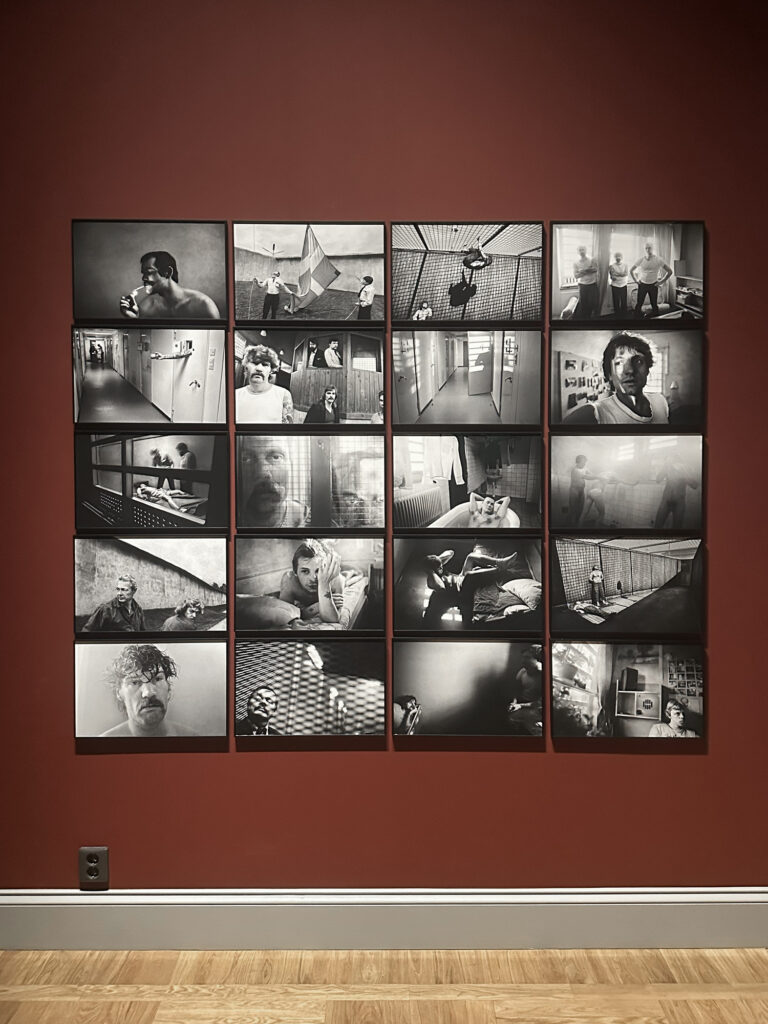 Utställningsvägg med svartvita fotografier ur Anders Petersens serie Fängelse i The Left Shore på Nationalmuseum