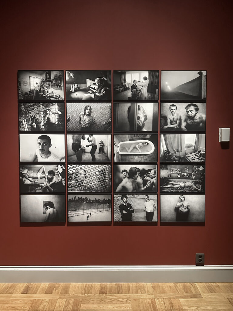 Utställningsvägg med bilder ur Anders Petersens serie Fängelse i utställningen The Left Shore på Nationalmuseum